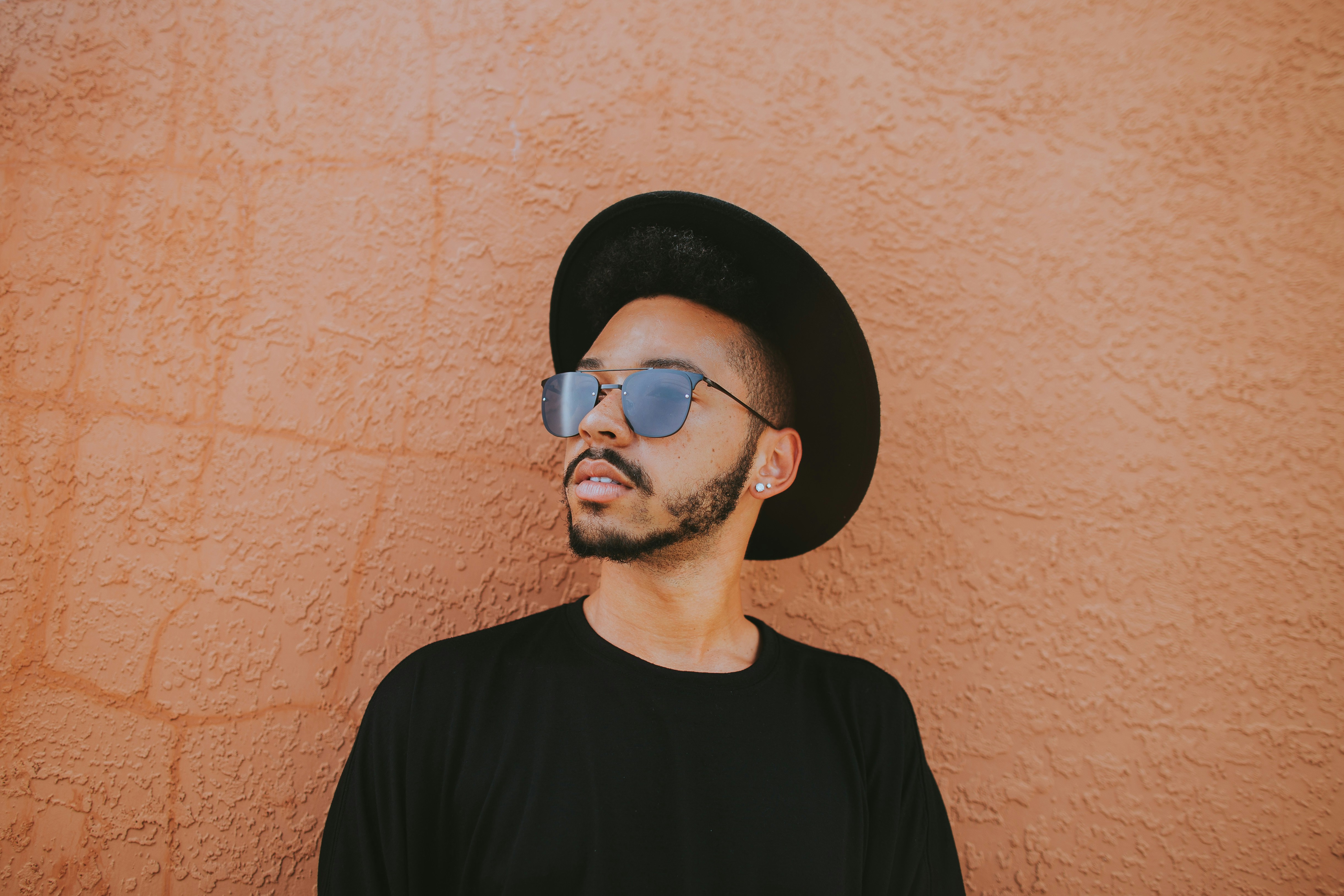 Man with sunglasses and hat